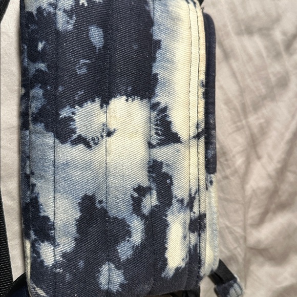 Think Royln bum bag crossbody purse wide strap blue tie dyed small - Picture 5 of 5